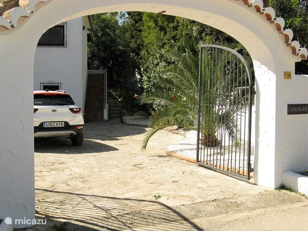 Parkplatz mit automatischem Tor mit Platz für 2 bis 3 Autos.