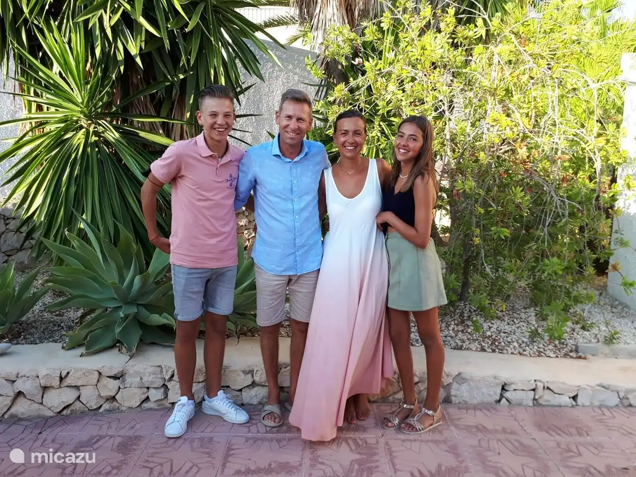 Die Besitzer Bart und Ann mit ihren Kindern Ian und Noa.