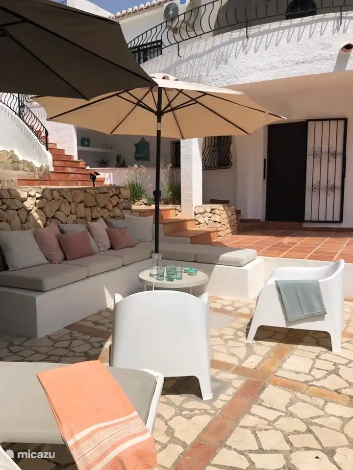 Die Terrasse an der Sommerbar. Der Eingang zum Gästezimmer?