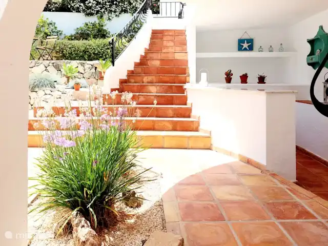 Villa Camargue | Espagne, Costa Blanca, Moraira - villa Le bar d'été avec les escaliers vers la grande terrasse et l'entrée du salon sur la gauche.