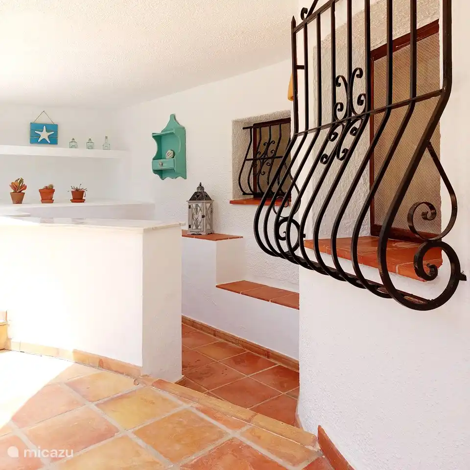 Die Sommerbar mit Kühlschrank und Spüle befindet sich neben dem Gästezimmer.