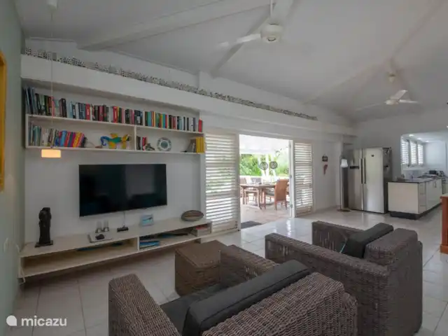 Piscadera Bay Resort 24 | Curaçao, Curaçao-Centre, Piscadera - bungalow Salon avec télévision intelligente
