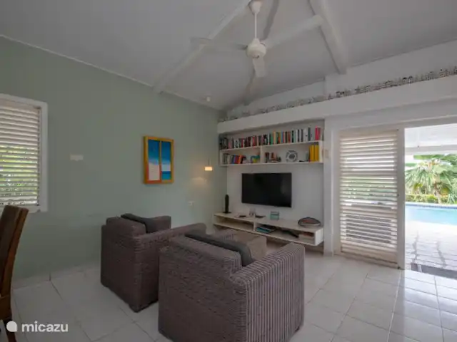 Piscadera Bay Resort 24 | Curaçao, Curaçao-Centre, Piscadera - bungalow Salon avec télévision intelligente