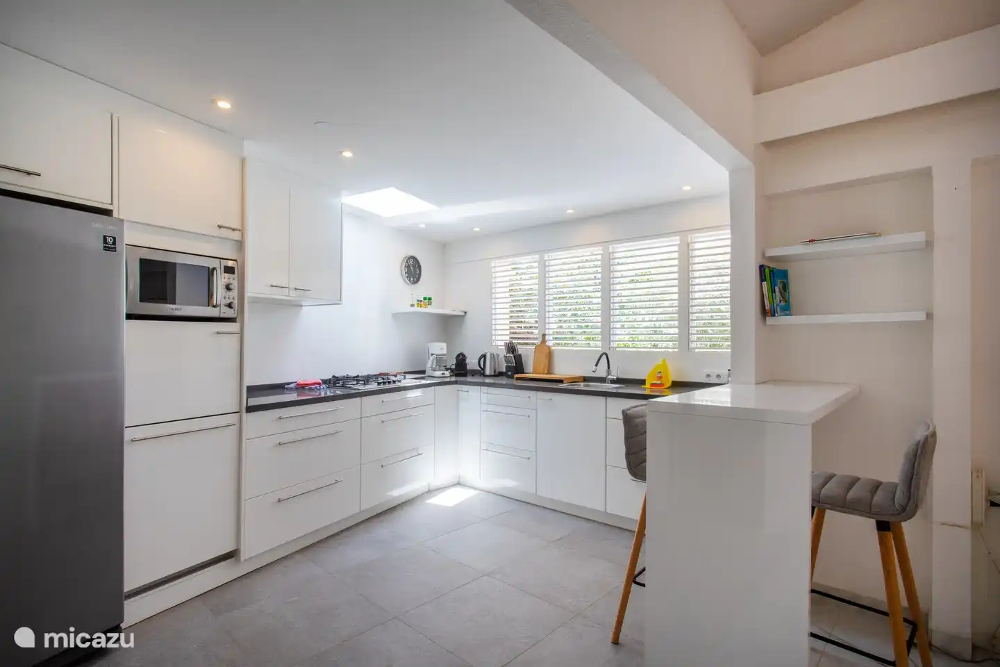 Cocina nueva con electrodomésticos