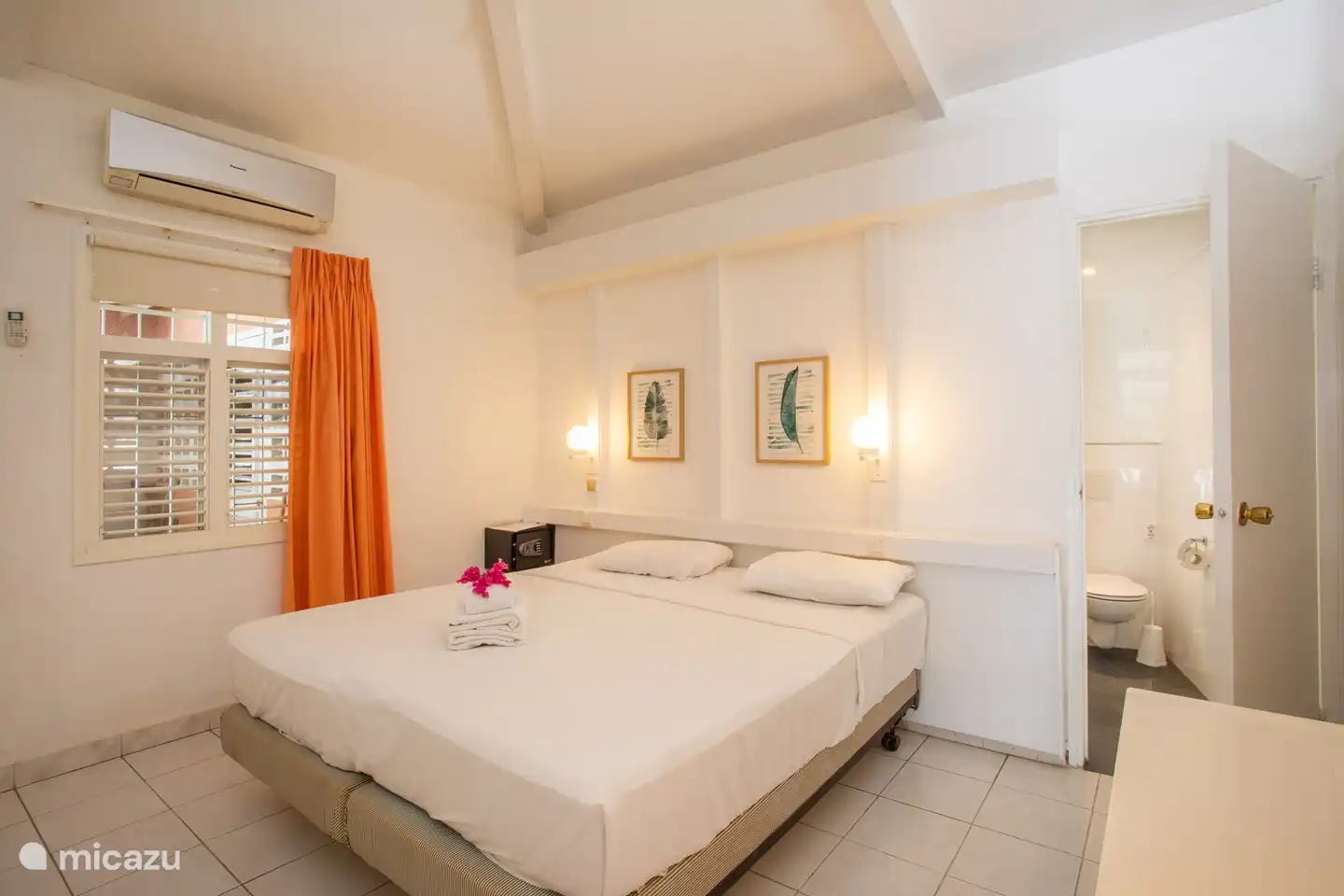 dormitorio con aire acondicionado