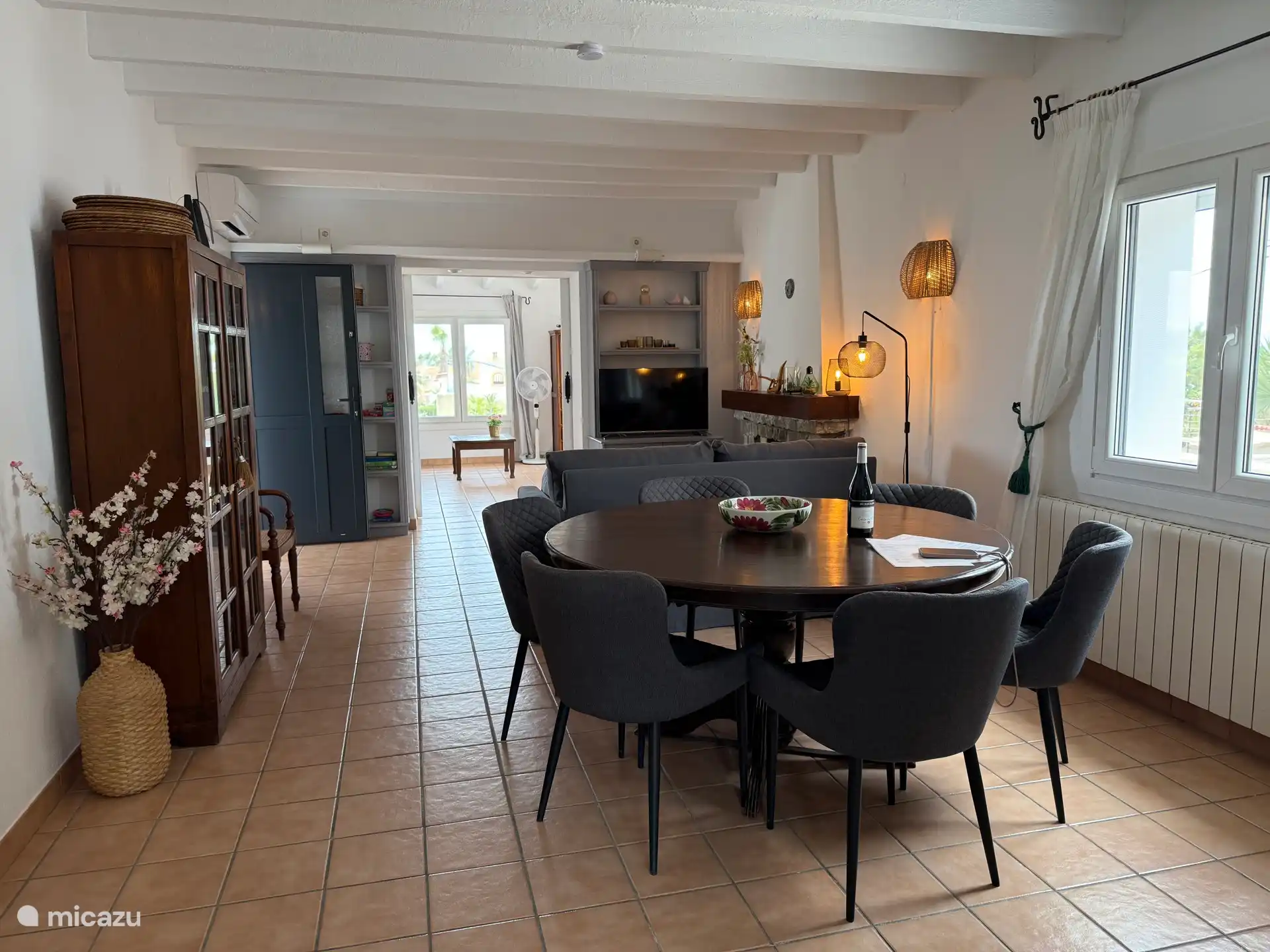 Le salon avec la pièce supplémentaire en arrière-plan qui peut être fermée par des portes coulissantes.