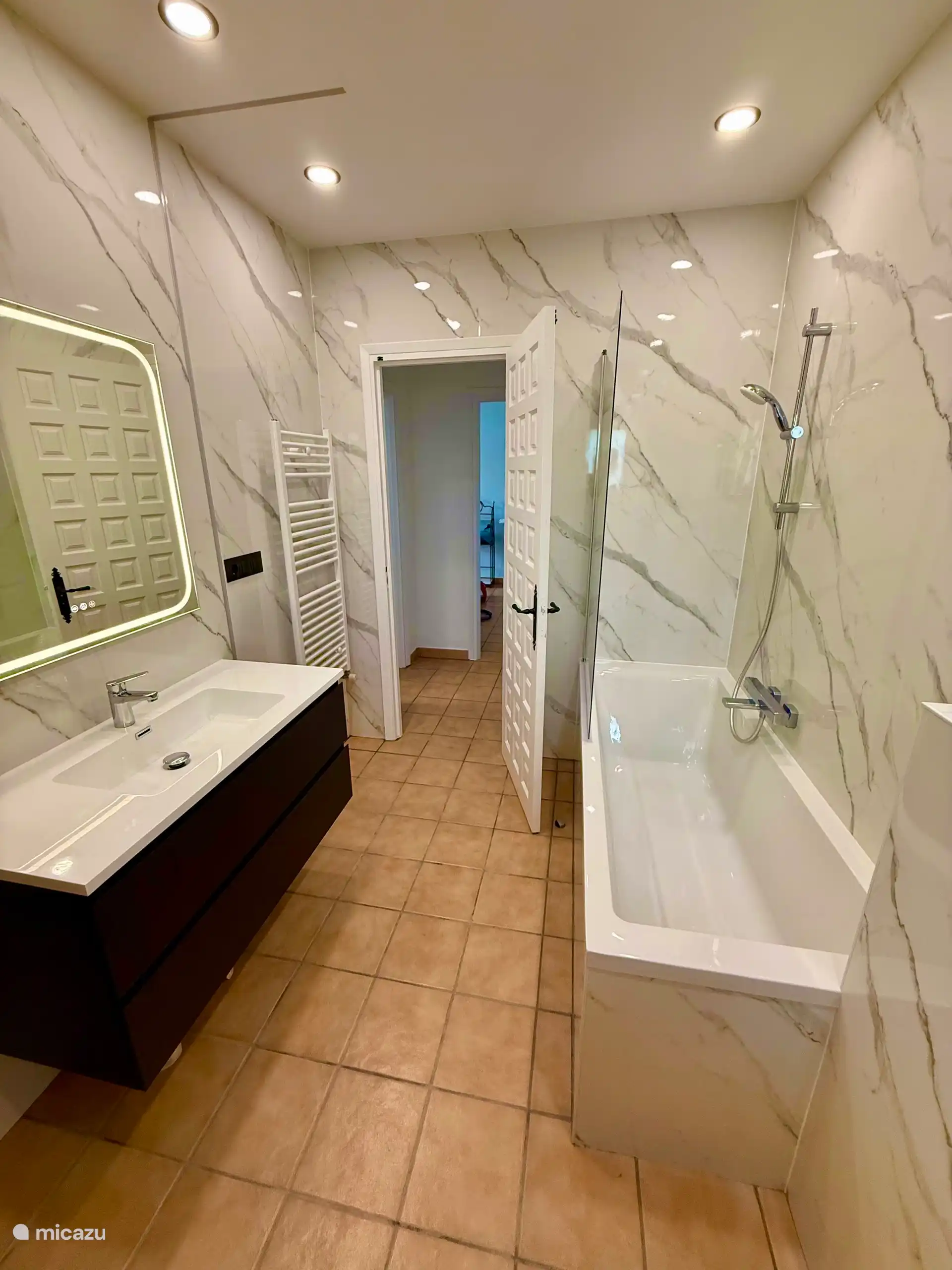 Nouvelle salle de bain avec WC et baignoire.