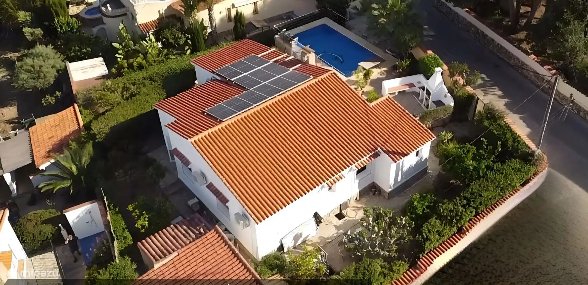 La maison est entièrement murée, un terrain privé avec piscine et abri de voitures privés.