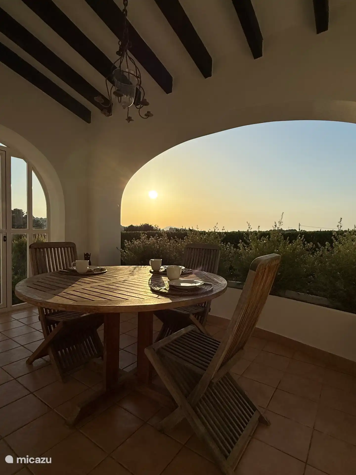Une jolie terrasse pour le petit-déjeuner où l’on peut voir le lever du soleil depuis la mer. 
