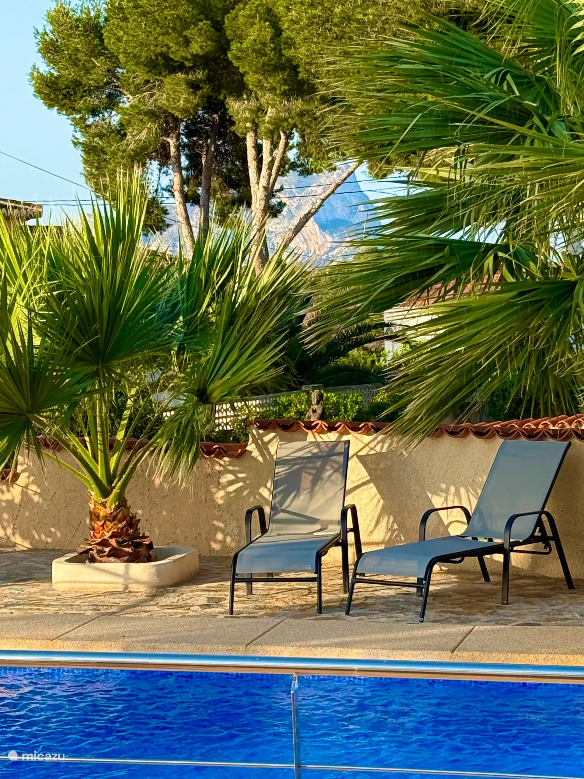 piscine avec le célèbre rocher « Ifach » (Calpe) en arrière-plan.