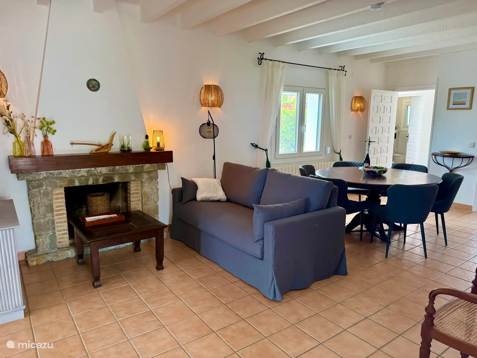 Le salon avec la climatisation, des fauteuils confortables et un canapé confortable.