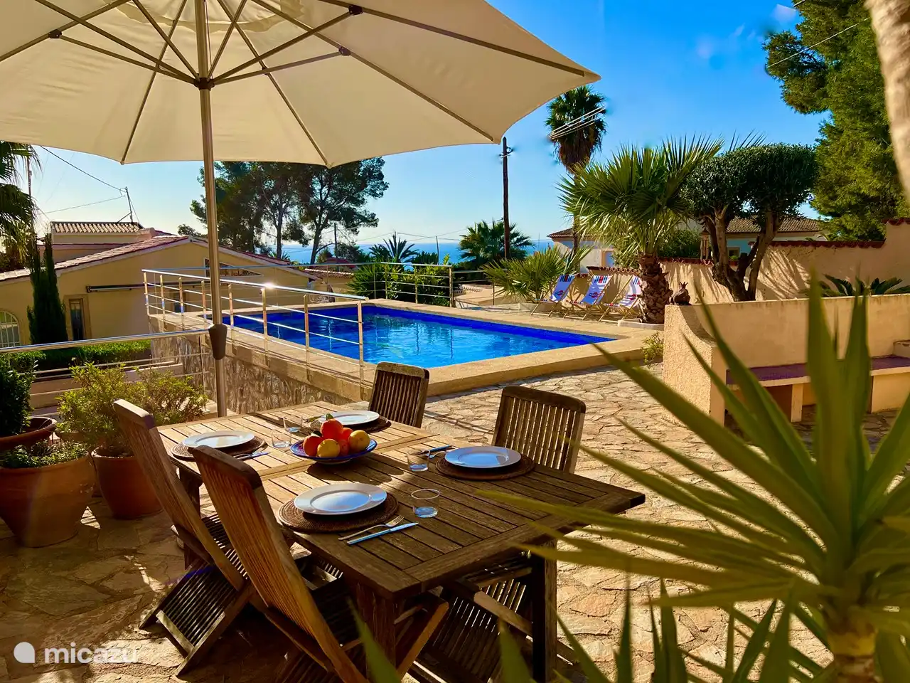Casa Miramar est une villa individuelle avec une belle piscine d’eau salée, une vue sur la mer et un joli jardin autour de la maison. Profitez d’un déjeuner au bord de la piscine !