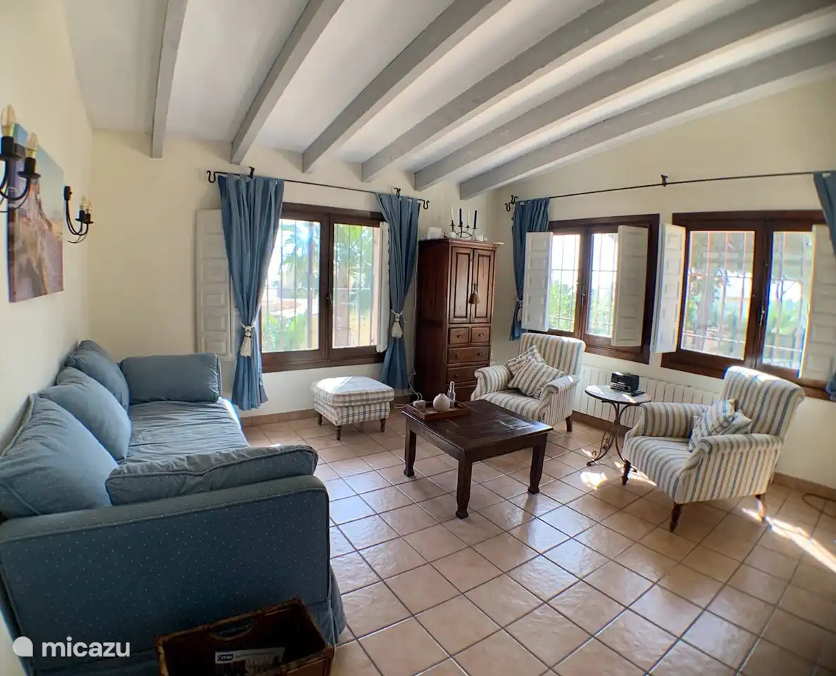 Salon 2 avec canapé-lit, climatisation, vue sur la mer, vue sur la piscine et au loin l’Ifach.