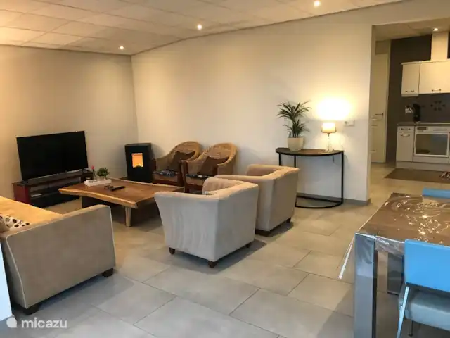 apartamento en Países Bajos, Barbante Septentrional, Venhorst  – Apartamento De Peelrand Hoeve En el salón hay una estufa de pellets. Que se llena a la llegada. televisión de 50 pulgadas