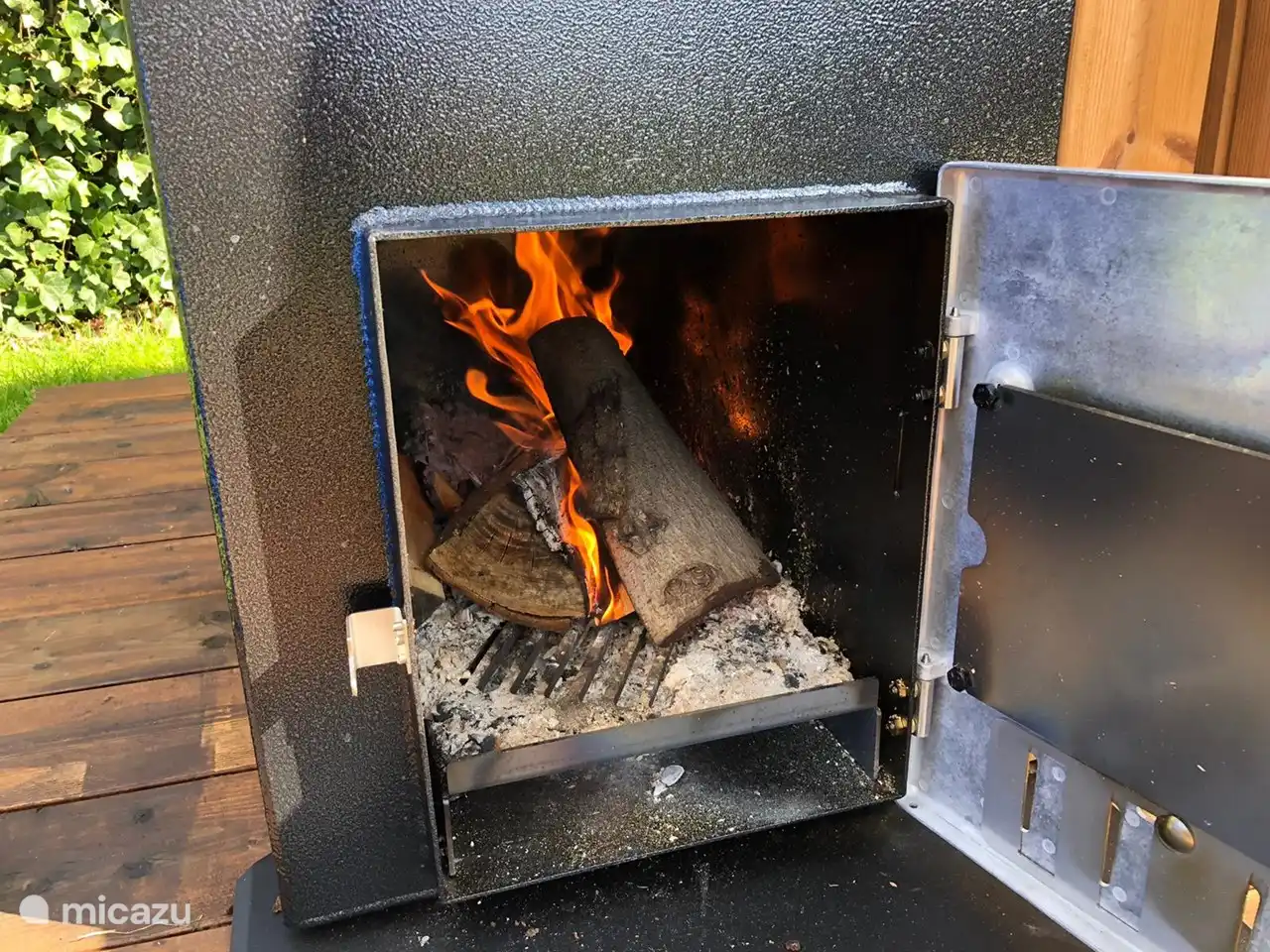 Für die Erfahrung zünden Sie das Feuer des Whirlpools selbst an.