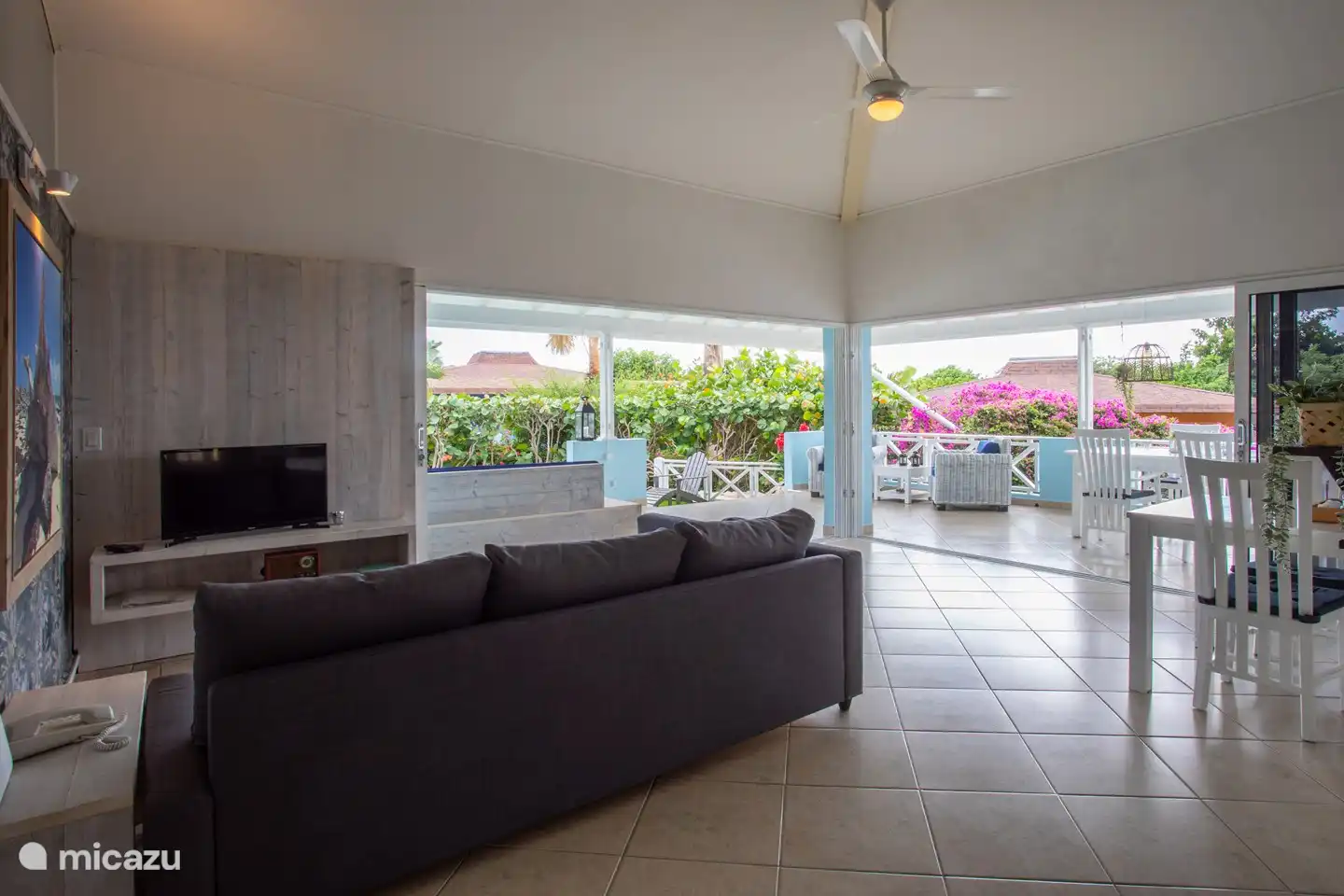 Wohnzimmer mit offener Küche