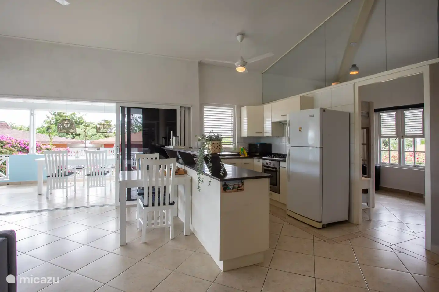 Küche mit Spülmaschine, Herd, Mikrowelle, Kaffeemaschine