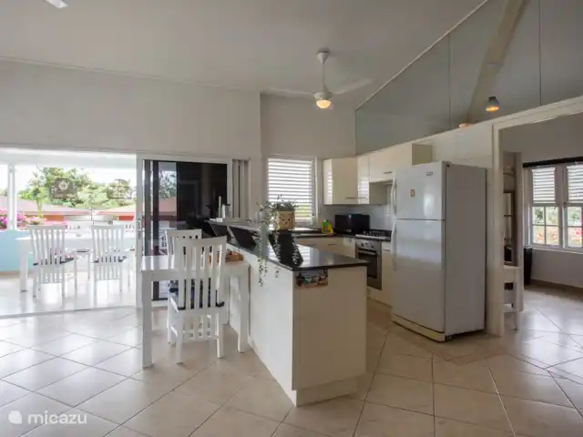 Villa Perla Blou | Curaçao, Curaçao-Centre, Piscadera - bungalow Cuisine avec lave-vaisselle, plaques de cuisson, micro-ondes, cafetière