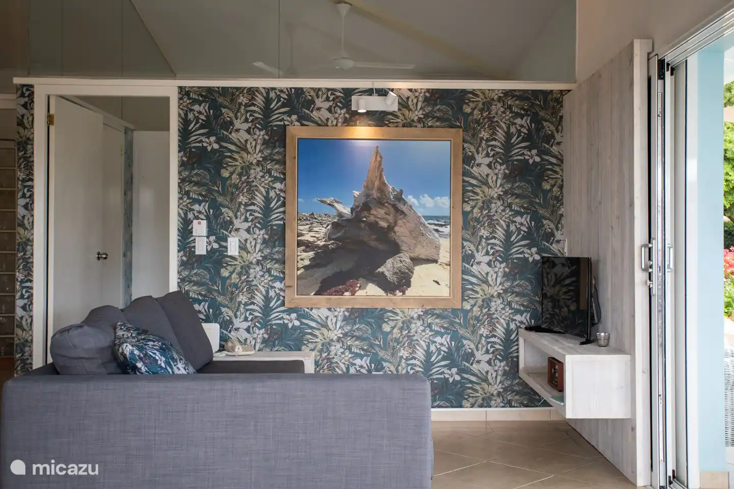 Wohnzimmer mit Smart-TV und Multimedia