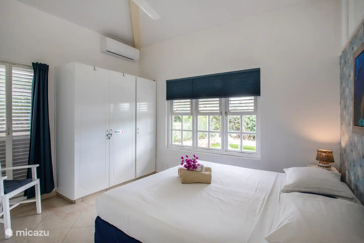 Schlafzimmer mit eigenem Bad und Klimaanlage