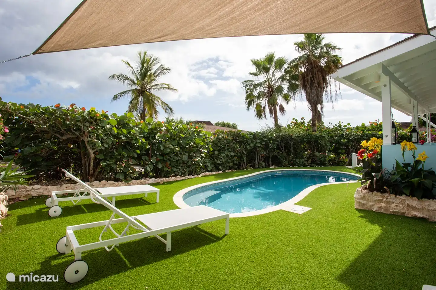 Sonnenliegen am Pool