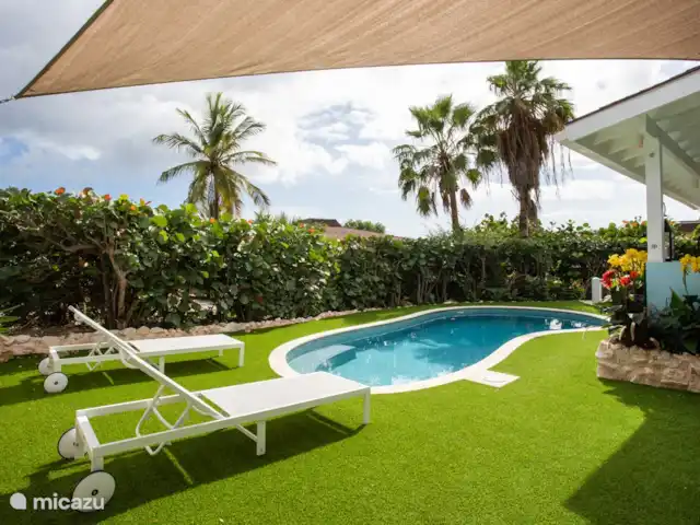 Villa Perla Blou | Curaçao, Curaçao-Centre, Piscadera - bungalow Transats au bord de la piscine