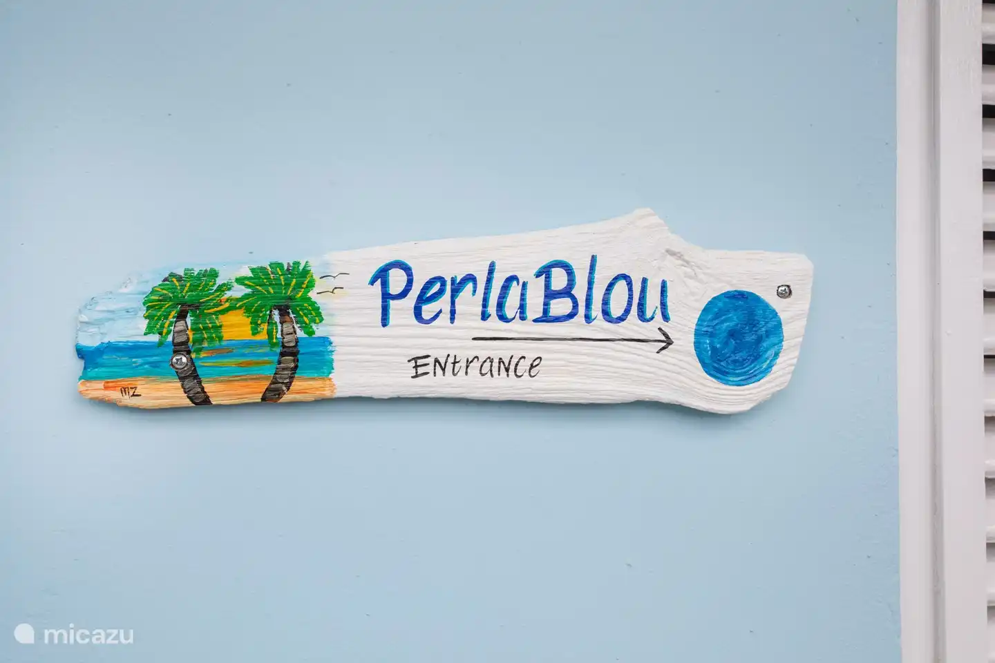 Campanula carpatica 'Perla Blue' ist eine kompakte und buschige kleine Glockenblume mit kleinen tiefviolett-blauen Glocken