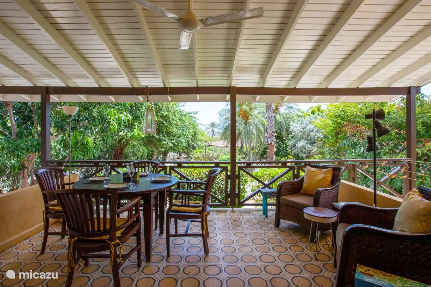 Blick auf tropischen Garten