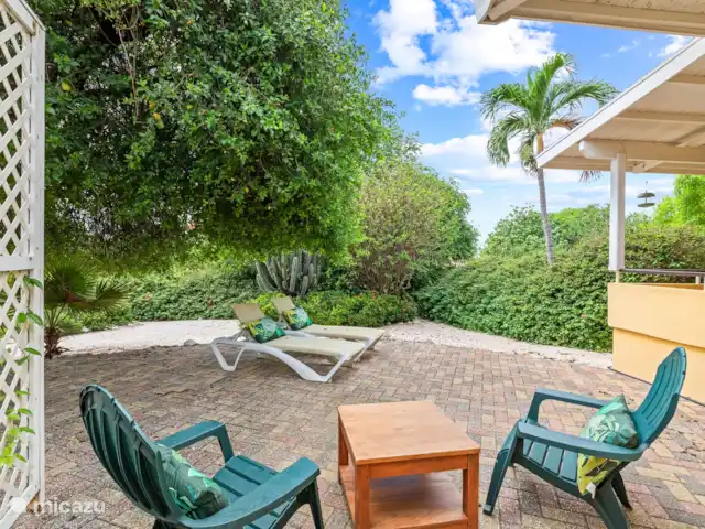 Bungalow Bossa Nova huren in Curaçao, Curacao-Midden, Piscadera - bungalow tuin met ligbedden en zitjes