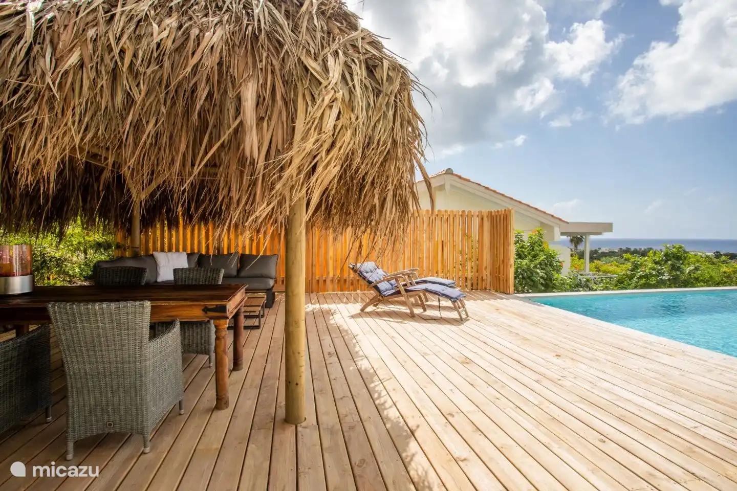 Pooldeck mit Palapa
