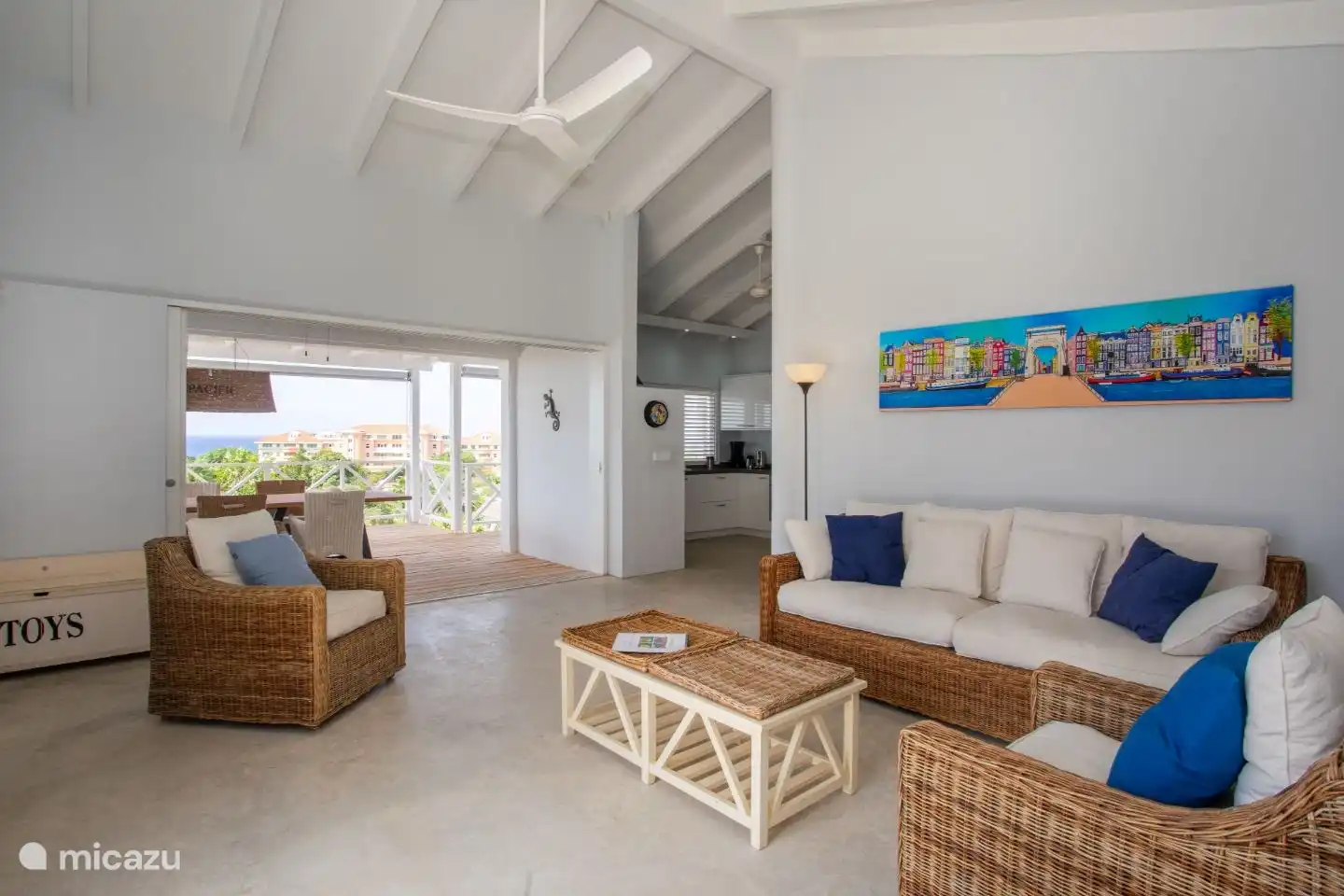 Wohnzimmer mit offener Küche