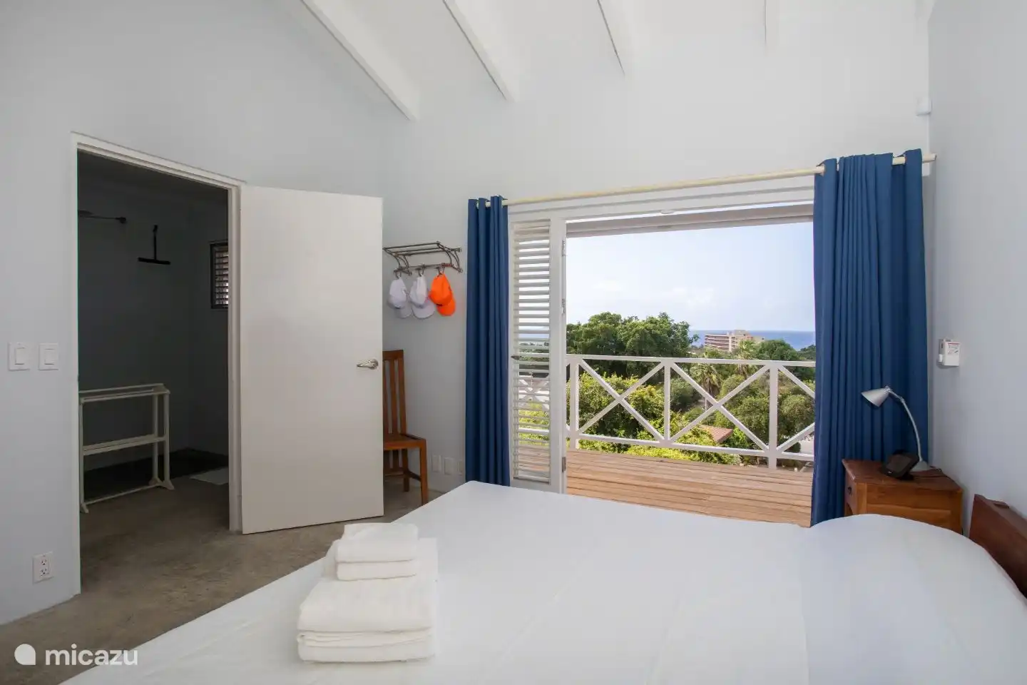 Schlafzimmer mit Klimaanlage und Terrassentüren zum Balkon