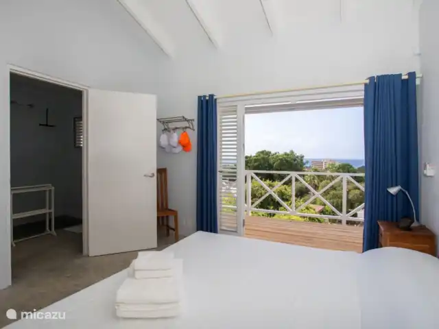 Piscadera Bay Resort 102 | Curaçao, Curaçao-Centre, Piscadera - bungalow chambre avec air conditionné et portes-fenêtres donnant sur le balcon