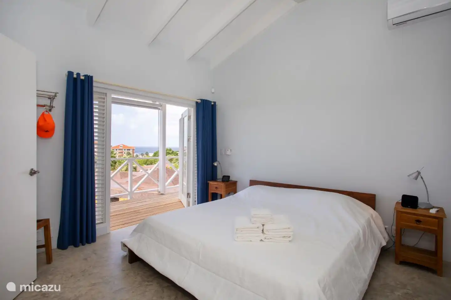 Schlafzimmer mit Klimaanlage und Terrassentüren zum Balkon