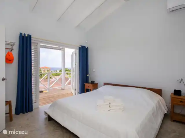 Piscadera Bay Resort 102 | Curaçao, Curaçao-Centre, Piscadera - bungalow chambre avec air conditionné et portes-fenêtres donnant sur le balcon