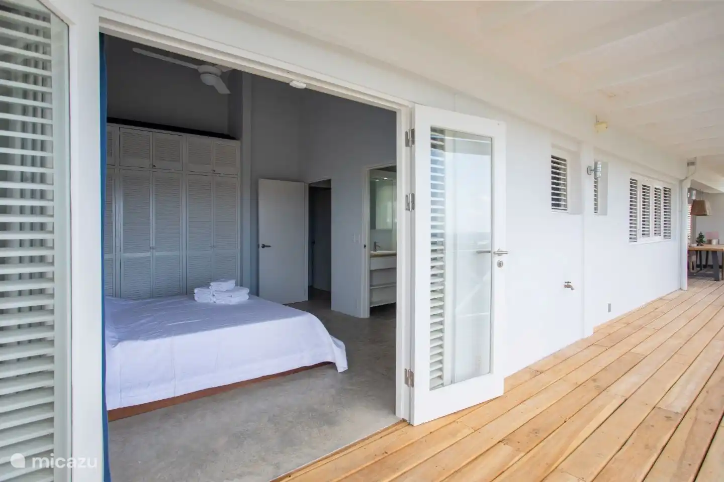 Schlafzimmer mit Klimaanlage und Terrassentüren zum Balkon