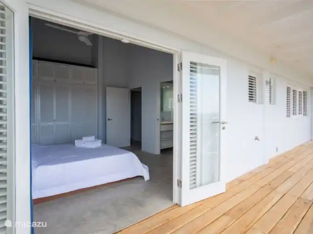 Piscadera Bay Resort 102 | Curaçao, Curaçao-Centre, Piscadera - bungalow chambre avec air conditionné et portes-fenêtres donnant sur le balcon
