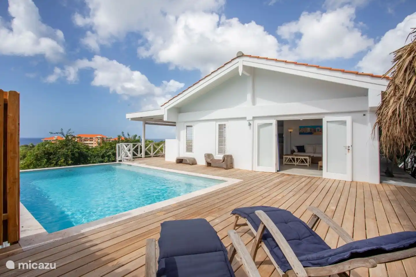 Swimmingpool mit Meerblick
