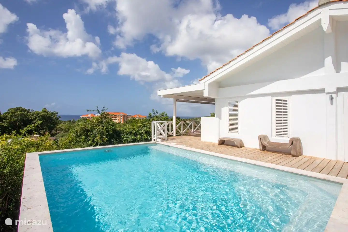 Swimmingpool mit Meerblick