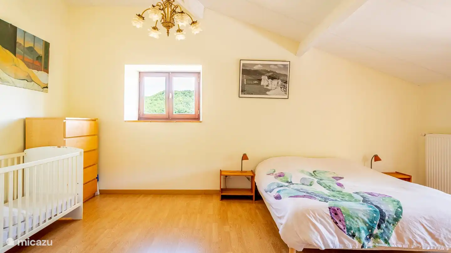 Schlafzimmer mit Kinderbett