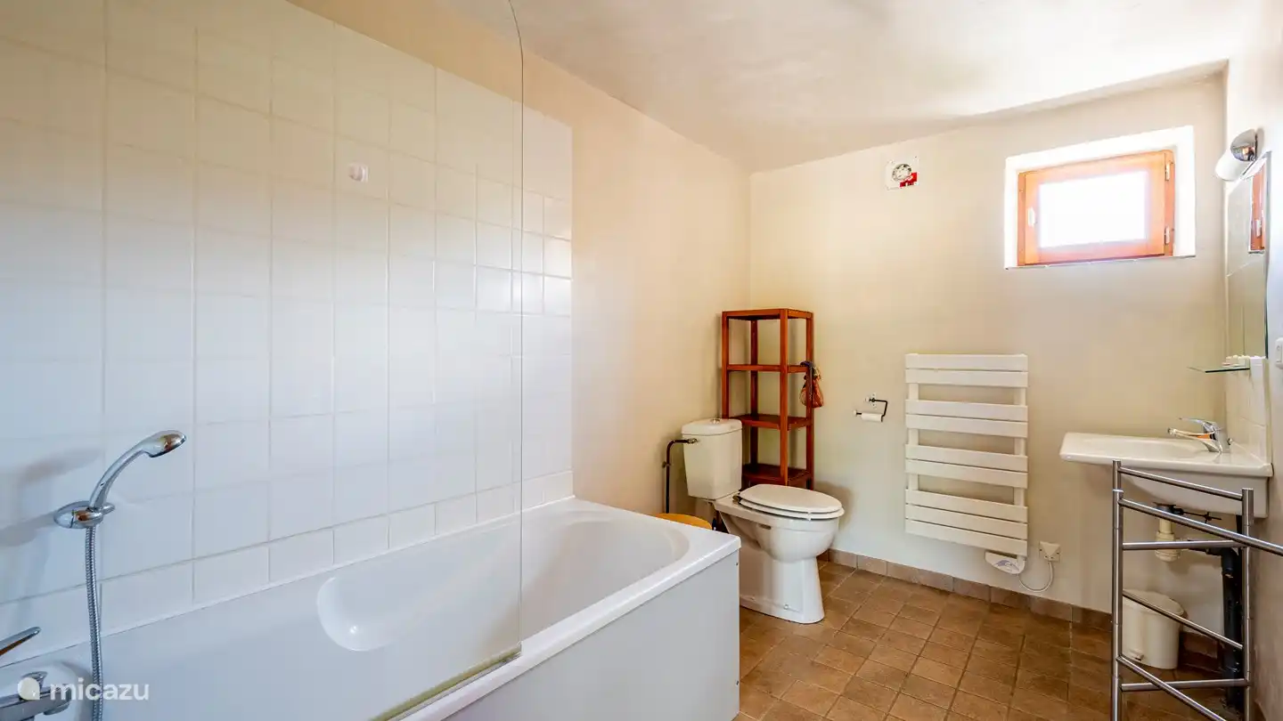 Badezimmer mit Badewanne