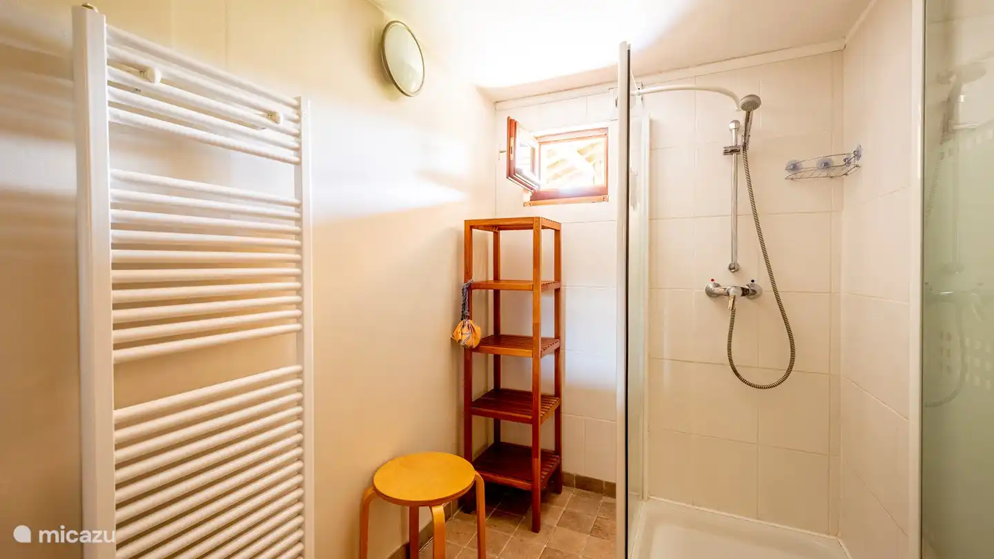 Badezimmer mit Dusche