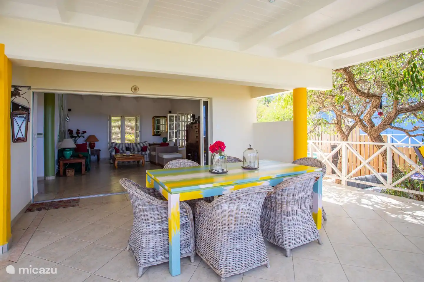 Salon spacieux avec grand porche