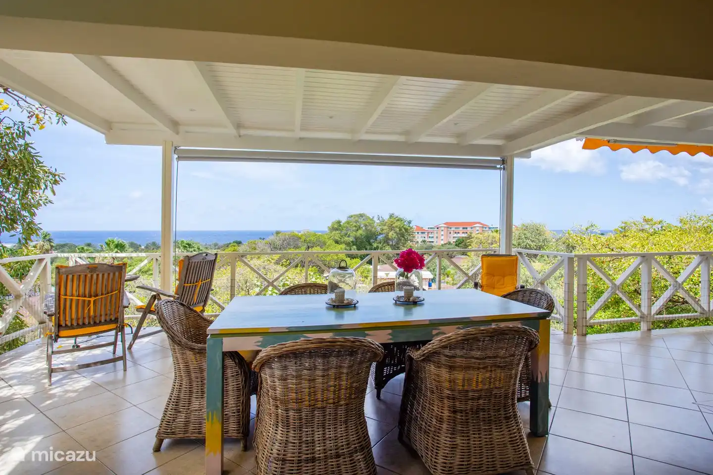 Table à manger avec vue sur la mer