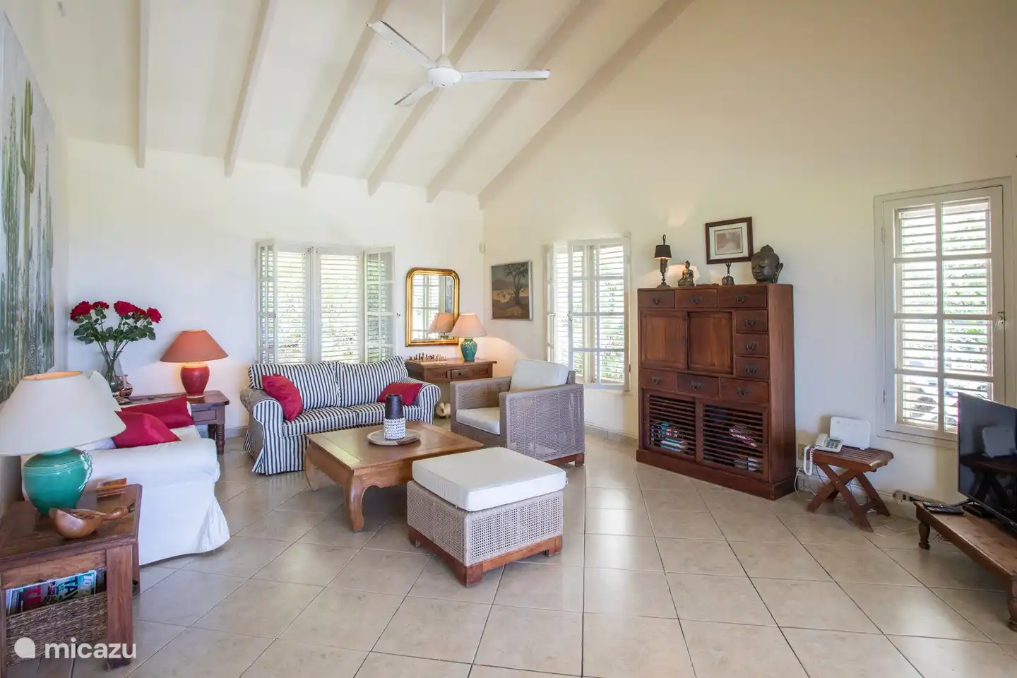 Salon spacieux avec smart TV et système de musique pour le streaming