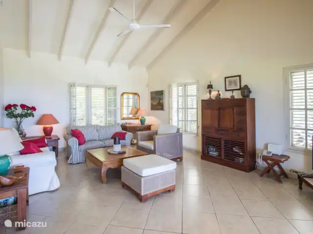 Villa Dol Fine Maison | Curaçao, Curaçao-Centre, Piscadera - bungalow Salon spacieux avec smart TV et système de musique pour le streaming