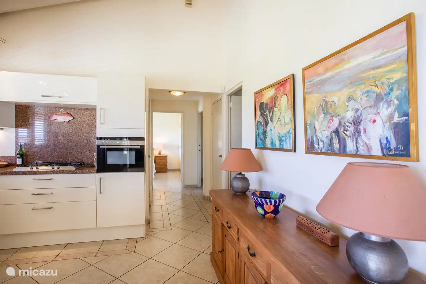 Cuisine avec le hall aux chambres