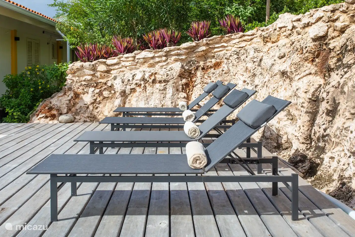 Transats au bord de la piscine