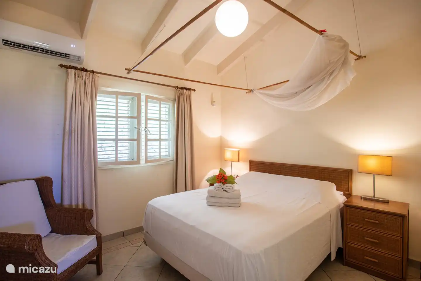 Chambre avec air conditionné et salle de bain attenante