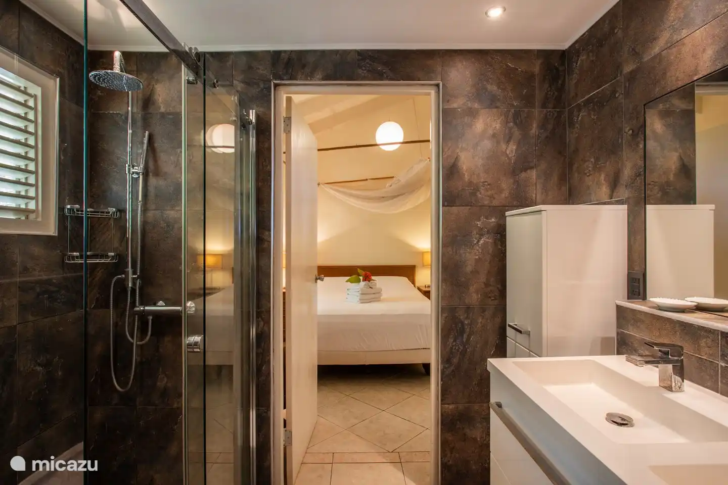 Chambre avec air conditionné et salle de bain attenante